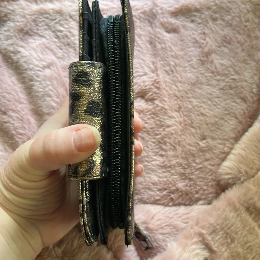Tahari Metallic Leopard Print Wallet - Picture 4 of 11